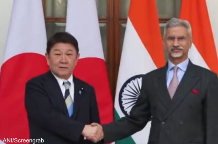 Japan's Foreign Minister visits India